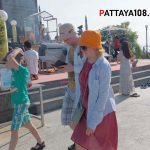 (Pattaya 1) Tourists flock to Khao Phra Tamnak in Pattaya for Father's Day holiday blessings 1 copy